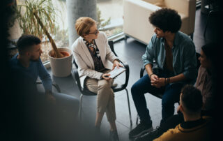 An addiction counseling expert counseling patients